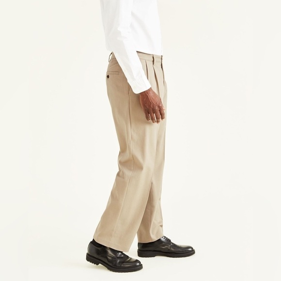 Dockers Easy Stretch Khakis Pleated in Classic Fit in Khaki - Picture 3 of 8